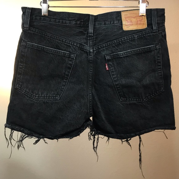Women Levi three button black shorts - Picture 3 of 5